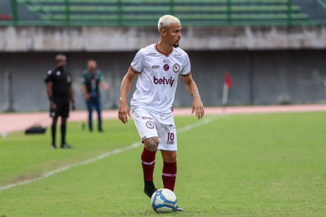 Matheus Firmino em campo pelo Jacuipense