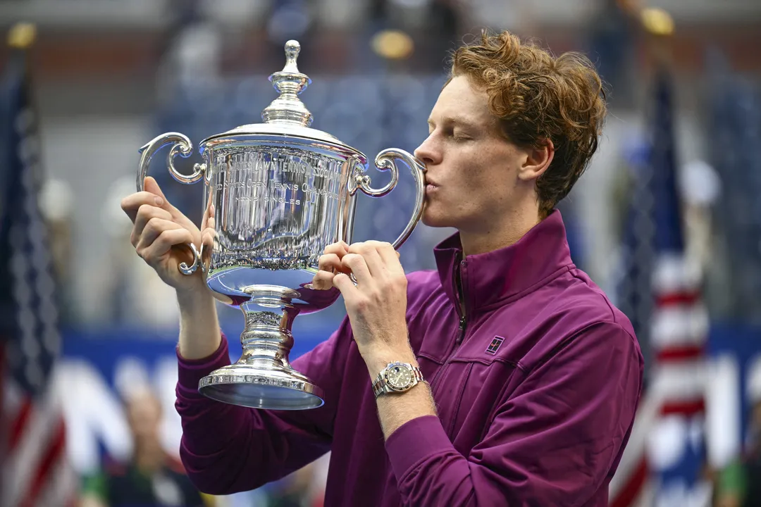 Sinner beijando troféu do US Open