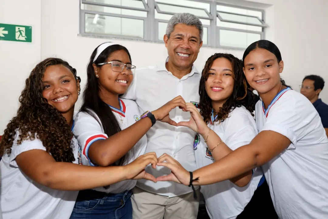 Governador Jerônimo Rodrigues com estudantes da rede estadual