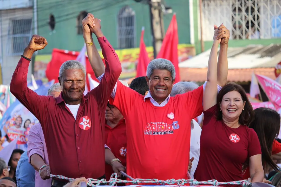 Jerônimo Rodrigues ao lado de Adélia Pinheiro e vice durante caminhada em Ilhéus