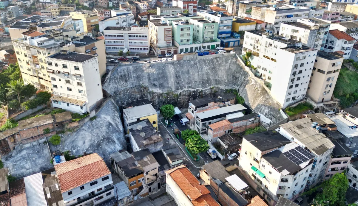 Contenção de encosta próximo a Praça da Pedreira