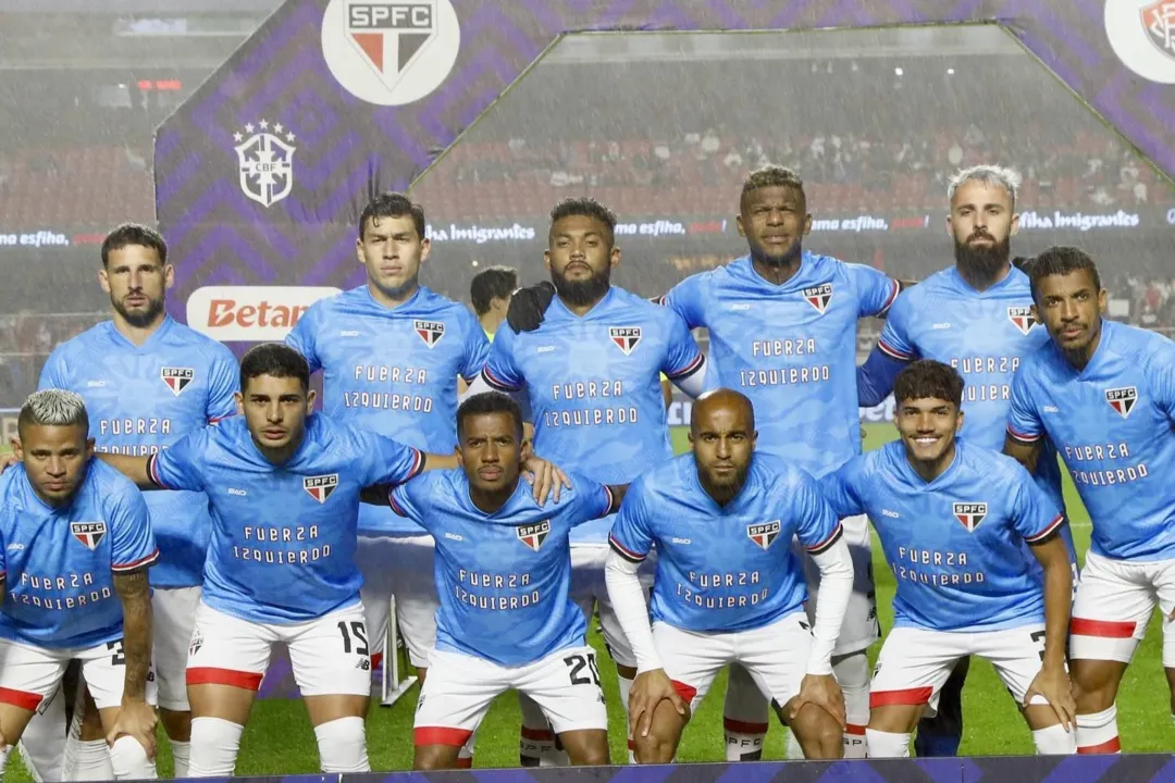 Jogadores do São Paulo posam com camisa em homenagem a Juan Izquierdo