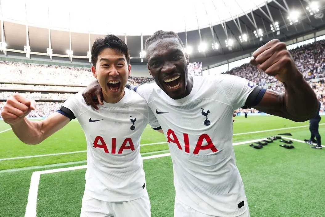 Bissouma (à dir.) ao lado do craque Son Heung-min