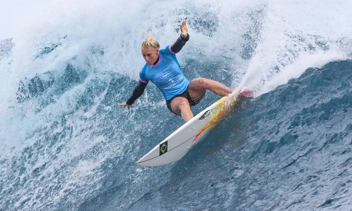 Imagem ilustrativa da imagem Jogos de Paris: Tati Weston-Webb fica com prata no surfe feminino