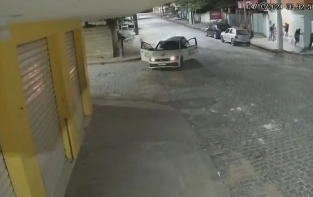 Jovem e o irmão chegaram em um carro branco