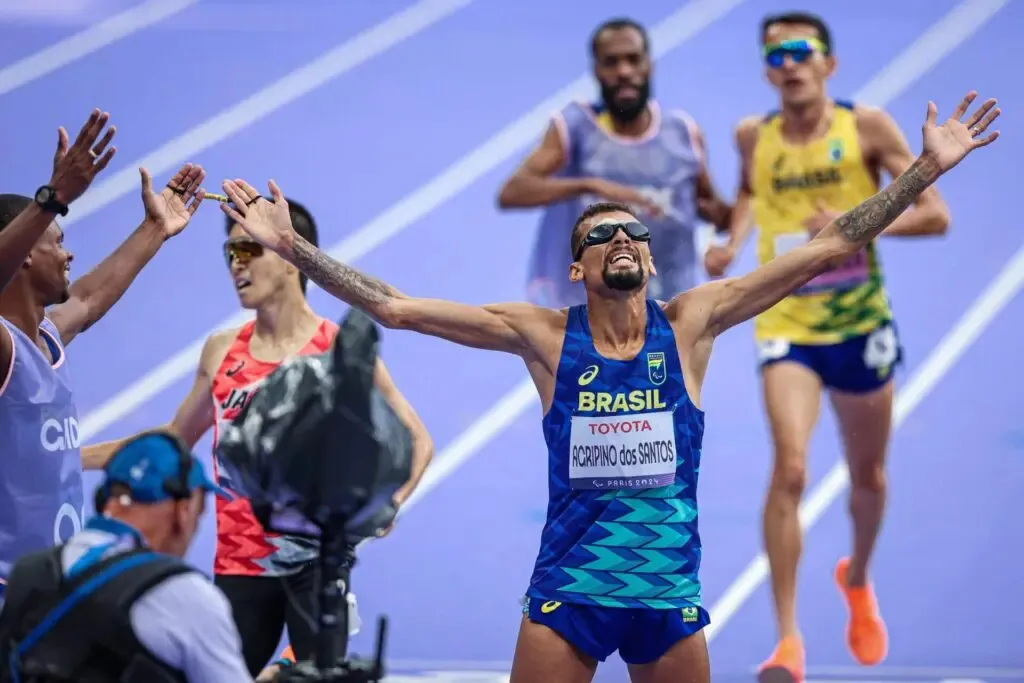 Além do ouro, Júlio ainda bateu o recorde mundial, somando 14min48s85.