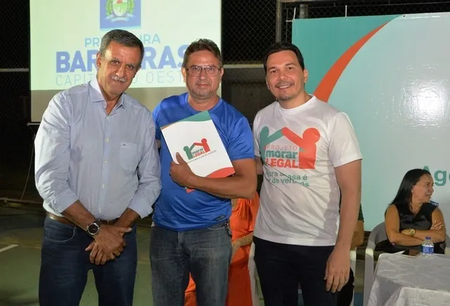 Zito Barbosa (à esquerda) e Túlio Viana (à direita) em evento de entrega de título fundiário em Barreiras