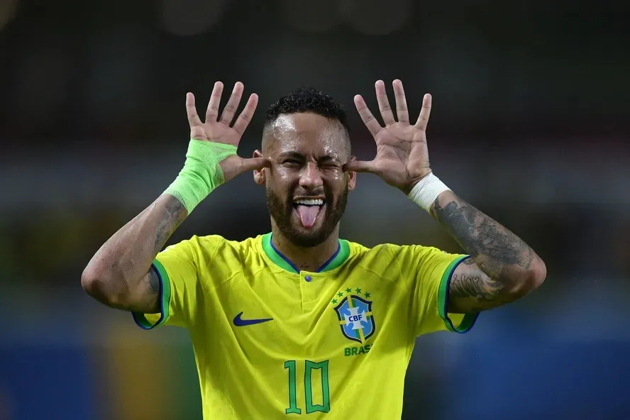 Neymar celebra gol com a camisa da Seleção Brasileira