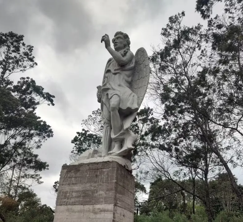 Estátua de Lúcifer erguida em Gravataí pesa uma tonelada