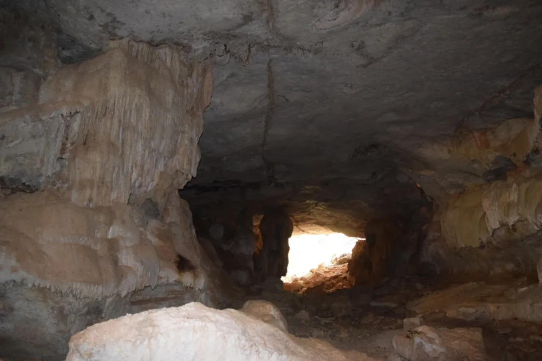 Obra de pavimentação asfáltica passa sobre caverna localizada em Ourolândia