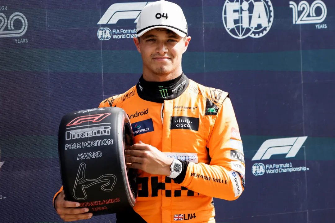 Lando Norris posa com prêmio de pole position