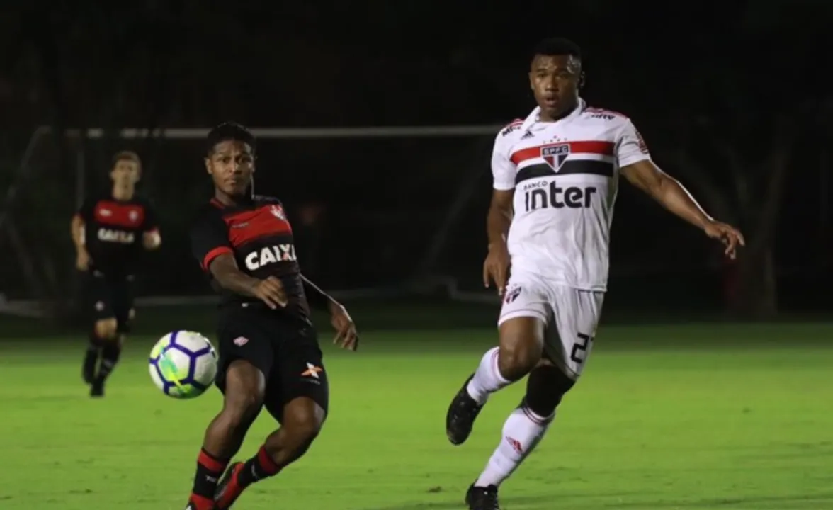 Rodrigo Andrade disputa lance com Luan, à época ainda jogador do São Paulo