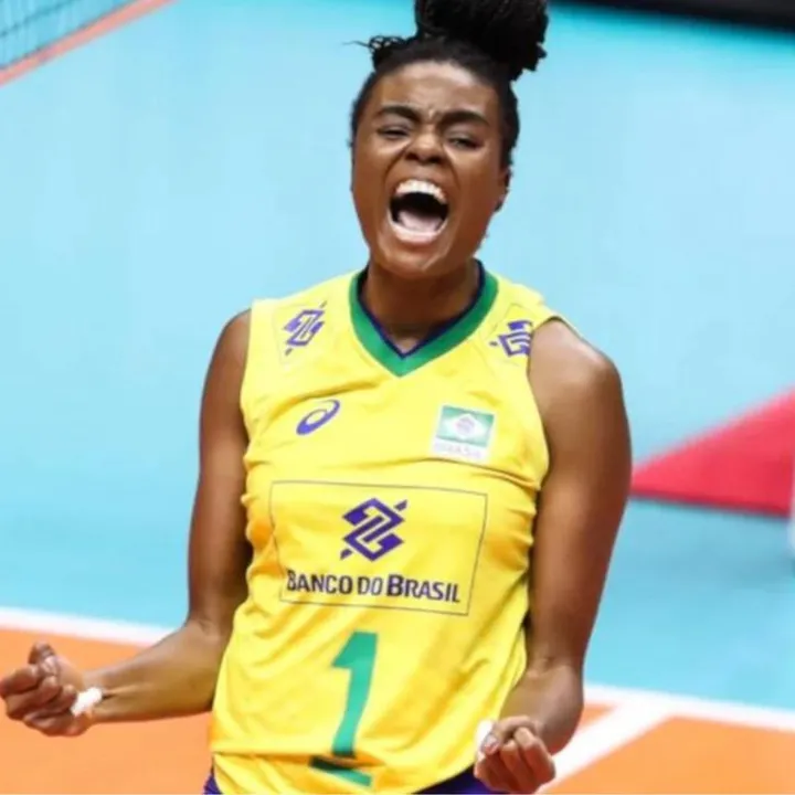 Fabi Claudino em quadra pela Seleção Brasileira de Vôlei