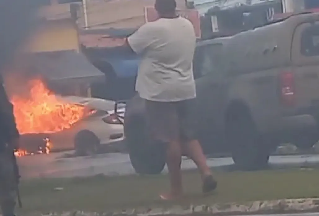 Durante a troca de tiros, um dos suspeitos fugiu em um carro e perdeu o controle do veículo, que bateu em um imóvel e pegou fogo. O homem não conseguiu sair do automóvel a tempo e morreu carbonizado