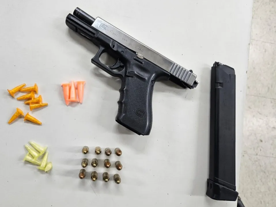 Com o suspeito, foram encontrados uma pistola Glock calibre 9mm, carregador, munições e drogas