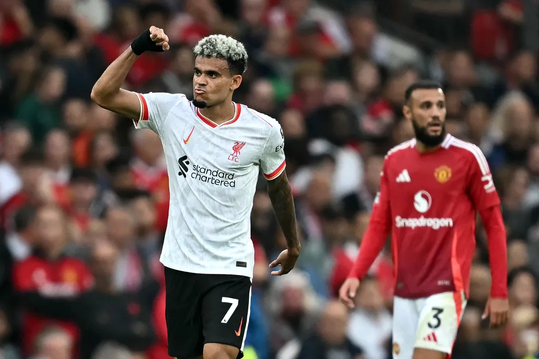 Luis Díaz comemora gol do Liverpool sobre o Manchester United