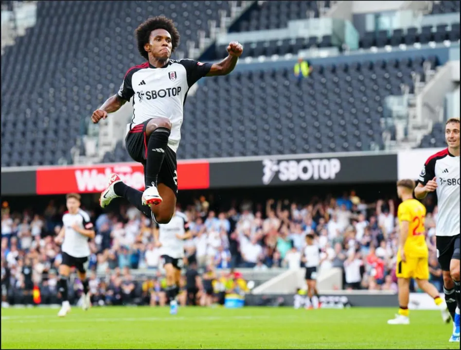 Willian comemorando gol pelo Fulham