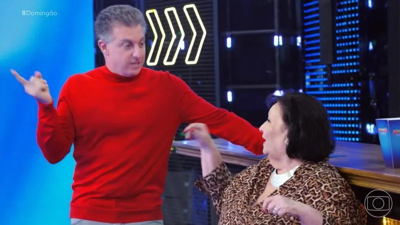 Luciano Huck recebeu uma proposta inusitada de Déa Lúcia durante o programa ‘Domingão com Huck’