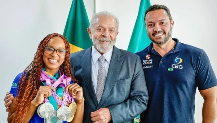 Lula parabeniza Rebeca  após prata