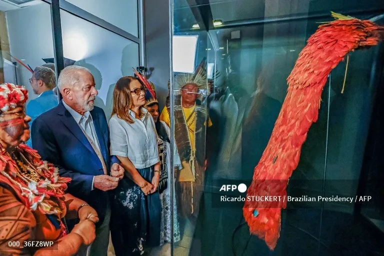 Presidente Luis Inácio Lula da Silva e Rosangela Janja da Silva vendo manto Tupinambá em evento oficial na Quinta da Boa Vista, no Rio de Janeiro