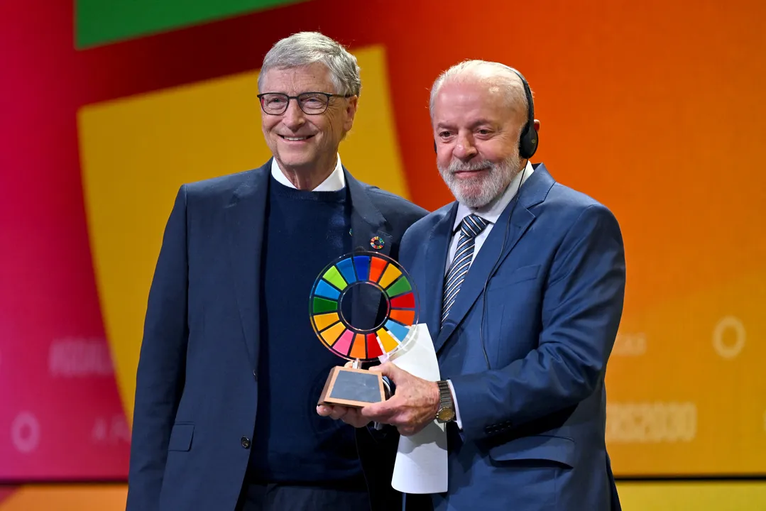 Bill Gates e Luiz Inácio Lula da Silva falam no palco durante o evento anual Goalkeepers NYC