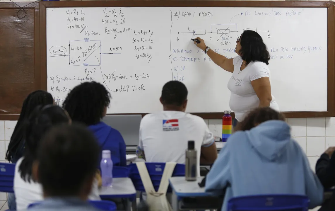 Professora do Estado Andrea Araújo, ministrando aula de Física