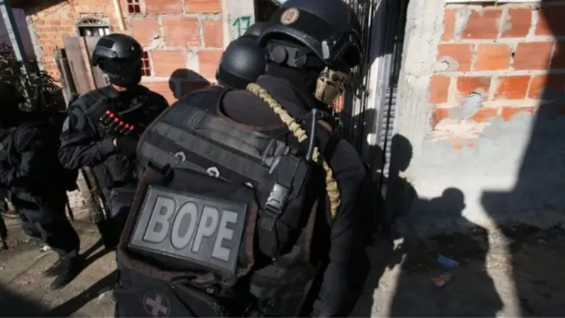 Polícias Militares do Batalhão de Operações Policiais Especiais (Bope) estão presentes no local