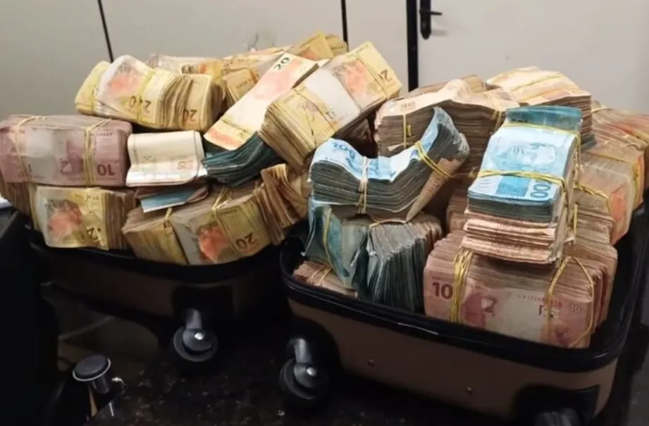 Imagem ilustrativa da imagem Carro é encontrado com mais de R$ 780 mil escondidos