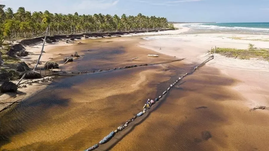 Mancham atingiram todo o litoral do Nordeste. Na foto, a Eecovila em Piracanga, na península de Maraú