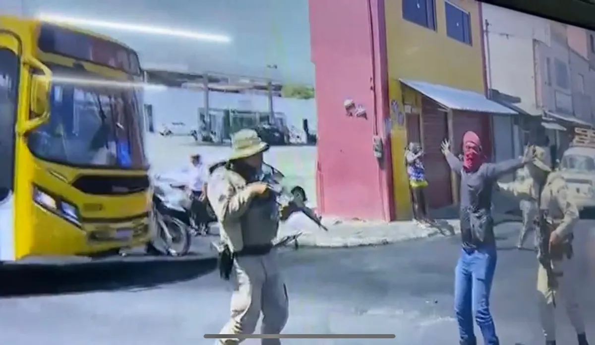 Imagem ilustrativa da imagem Manifestantes tentam atravessar ônibus na Estrada do Derba; veja vídeo