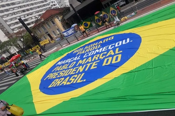 Mensagem exibida na bandeira teria deixado o ex-presidente irritado