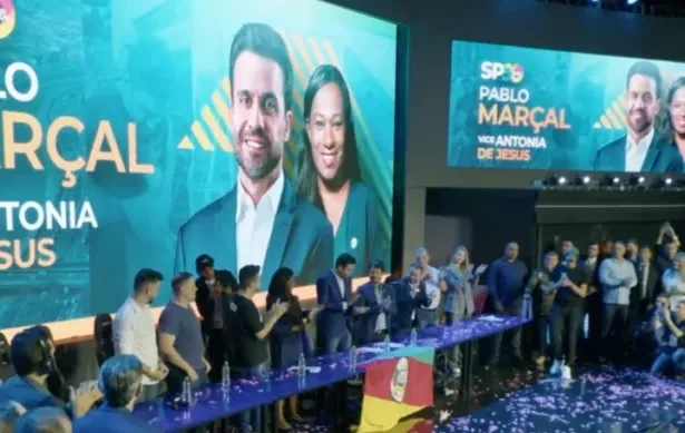 O palco da convenção da sigla onde aconteceu o evento foi preenchido por confetes