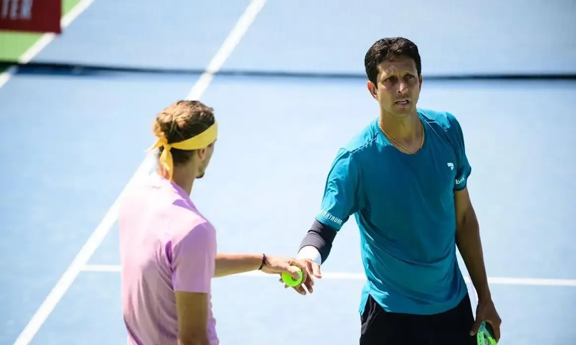 Em parceria com o alemão Zverev, o brasileiro volta à quadra nesta quinta (14) contra Pavic (Croácia) e Arevalo (El Salvador). No feminino, a dupla de Luisa Stefani disputa as oitavas