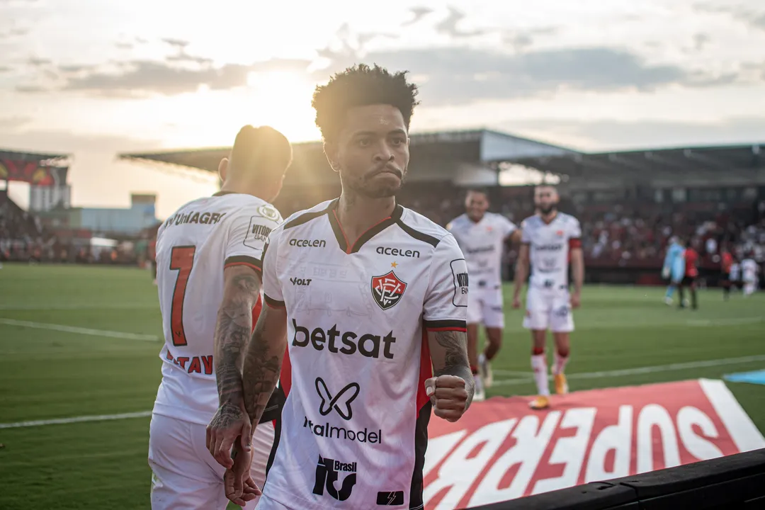 Matheusinho celebra segundo gol o Vitória sobre o Atlético-GO