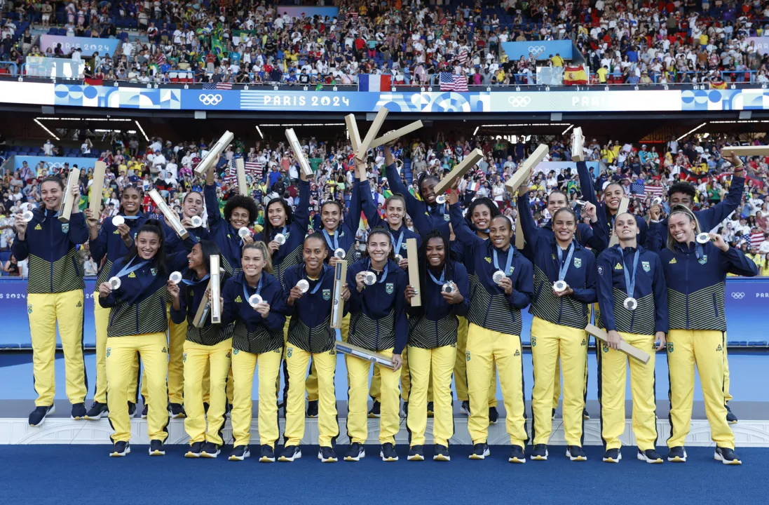 Seleção feminina com medalha de prata