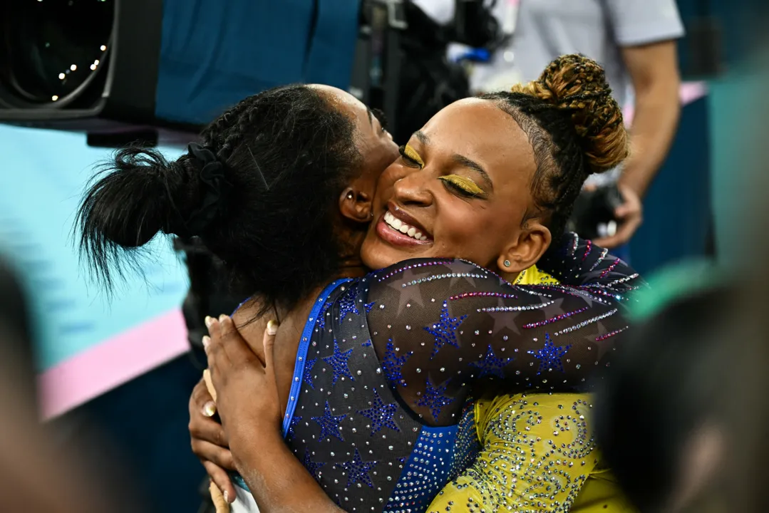 Simone Biles e Rebeca Andrade se abraçando