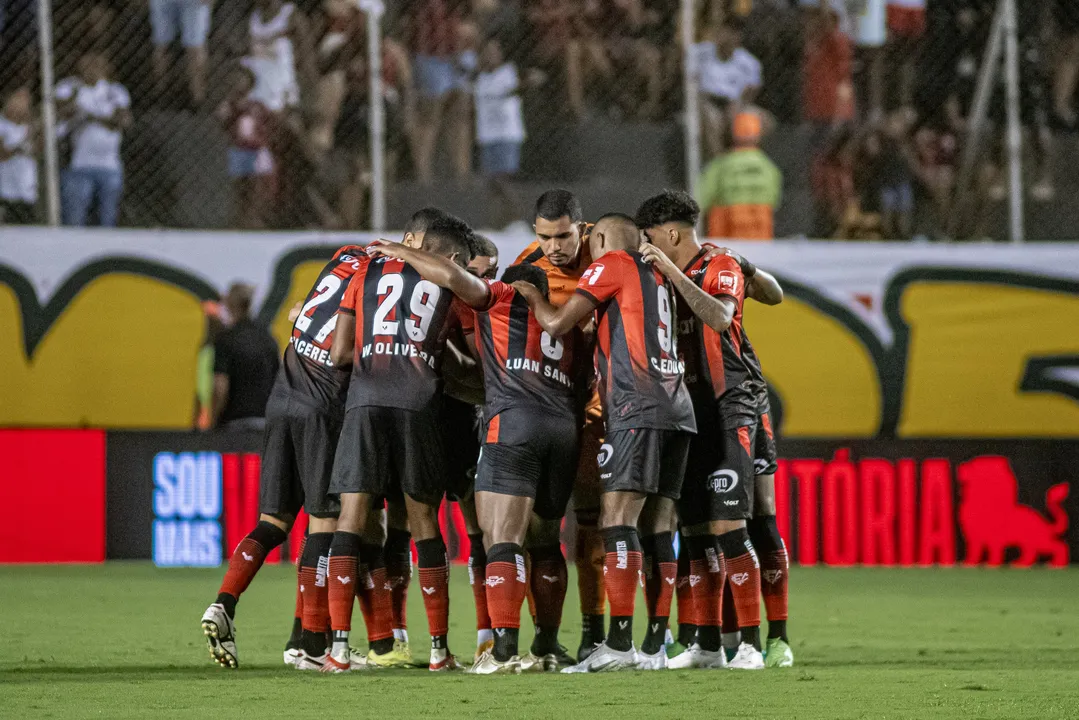 Jogadores do Vitória reunidos antes de partida do Brasileirão