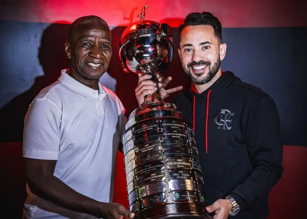 Adílio e Everton Ribeiro durante encontro no Meuseu do Flamengo