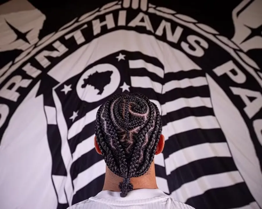 Memphis Depay com símbolo do Corinthians no cabelo