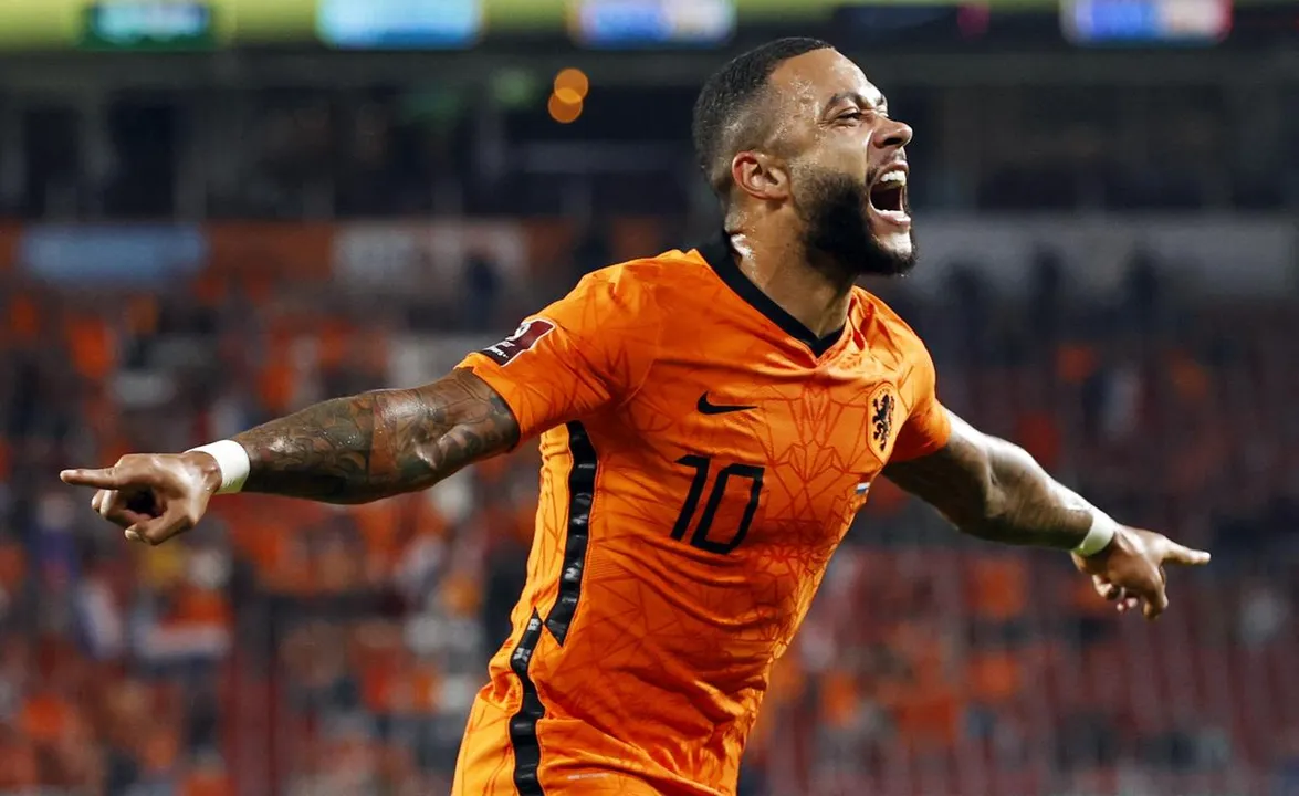 Depay celebra gol pela Holanda