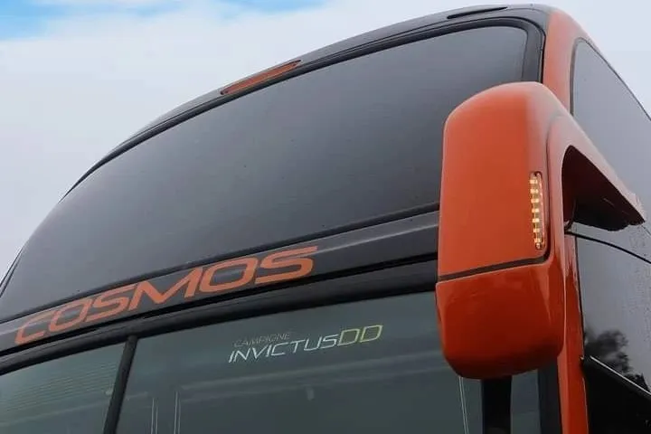 Ônibus apedrejado pertence a empresa Flota Cosmos