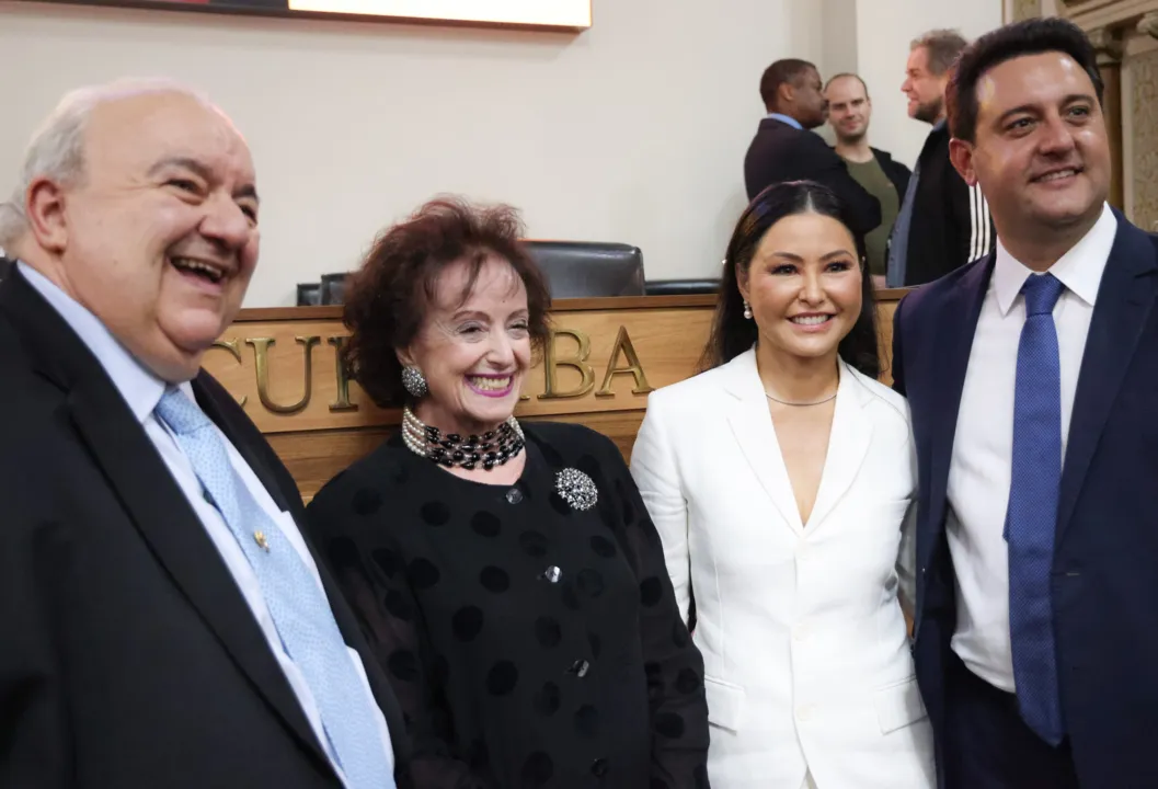 Primeira-dama de Curitiba, Margarita Sansone - vestida de preto (ao centro)