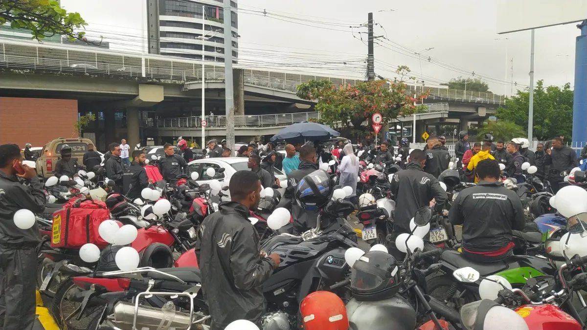 Concentração acontece em frente ao estacionamento da antiga Carrefour.