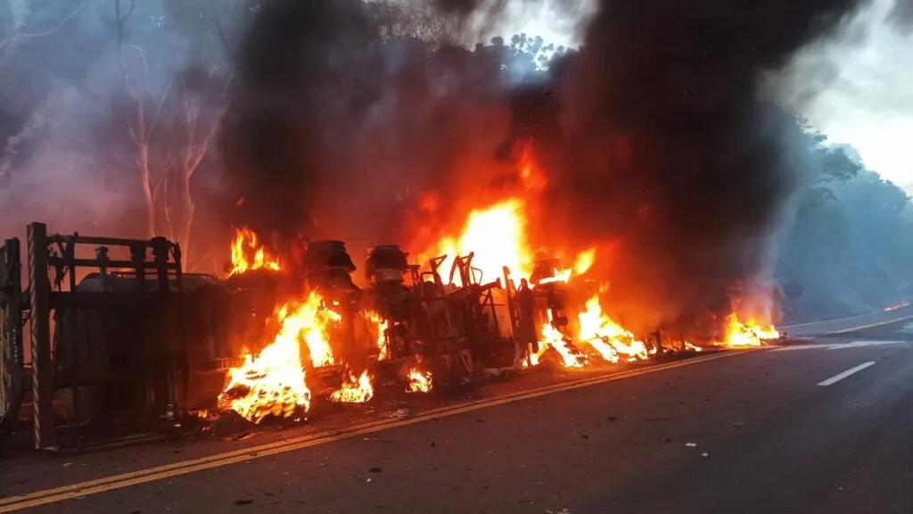 Imagem ilustrativa da imagem Motorista de caminhão carregado com combustível morre carbonizado