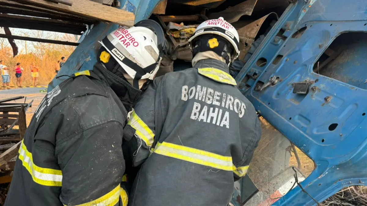 Bombeiros militares do 20º BBM, em Bom Jesus da Lapa, resgataram o corpo do motorista