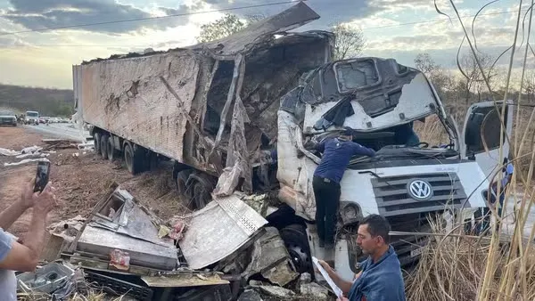 Imagem ilustrativa da imagem Motorista morre em acidente ao perder o controle de carreta na Bahia