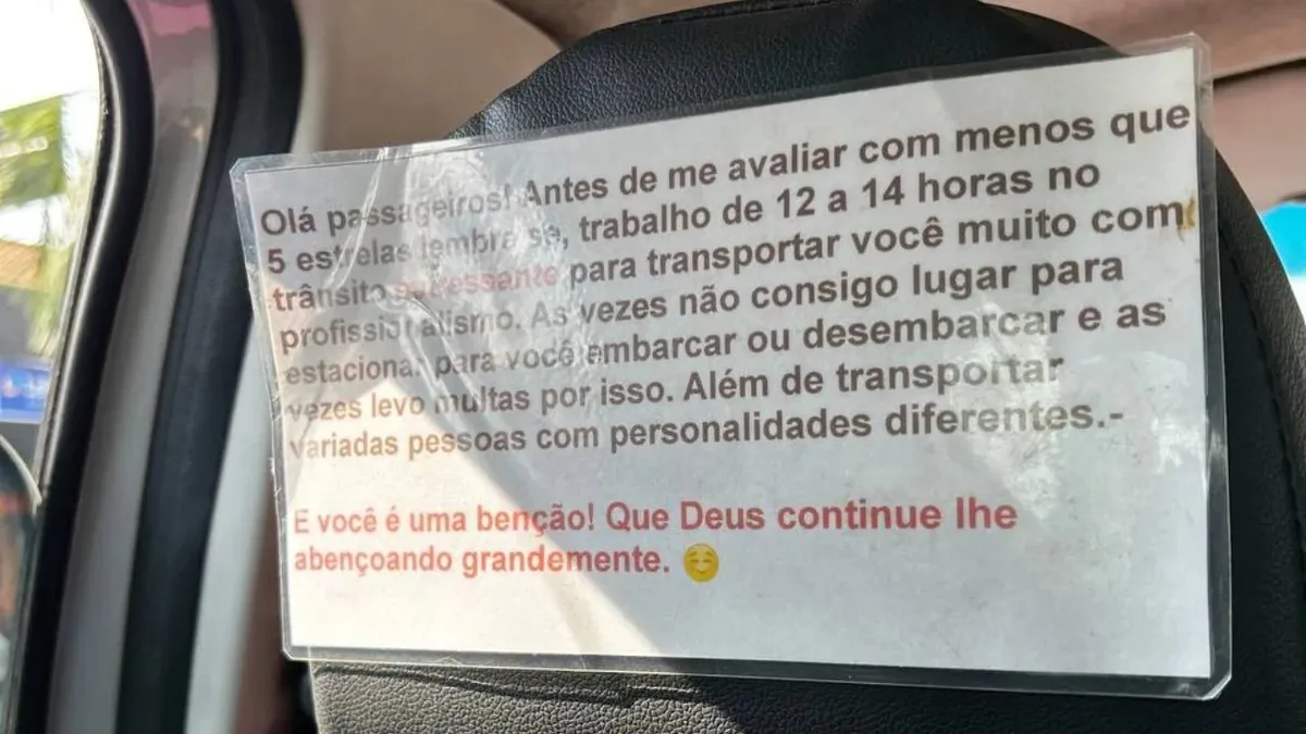 Placa em carro de motorista de aplicativo chama atenção de passageiros por recado direto