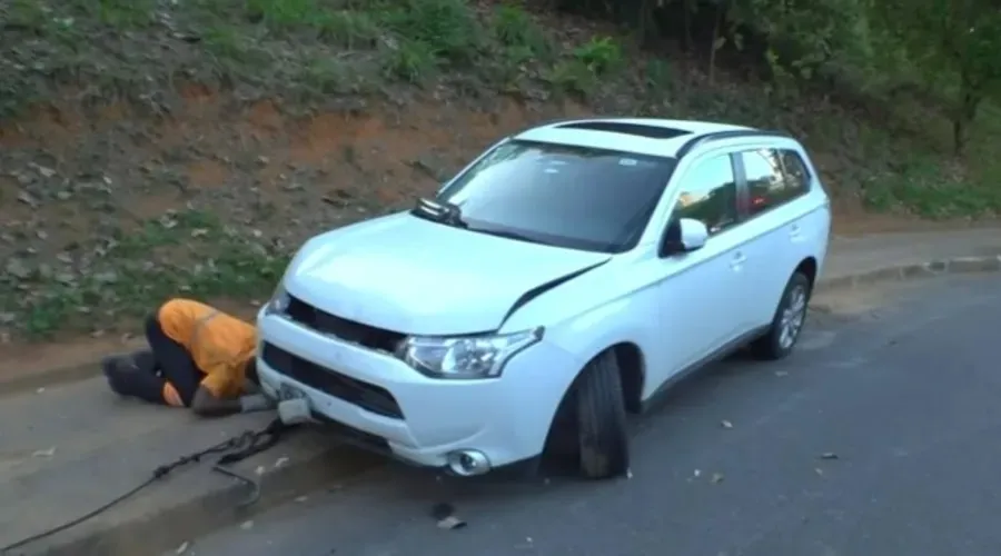 Um taxista que passava pelo local no momento do crime parou para prestar socorro à mulher