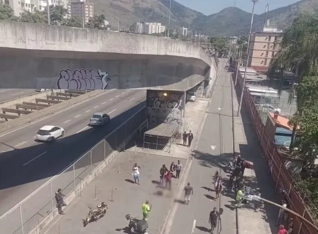 Imagem ilustrativa da imagem Mulher morre após cair de viaduto em acidente de moto