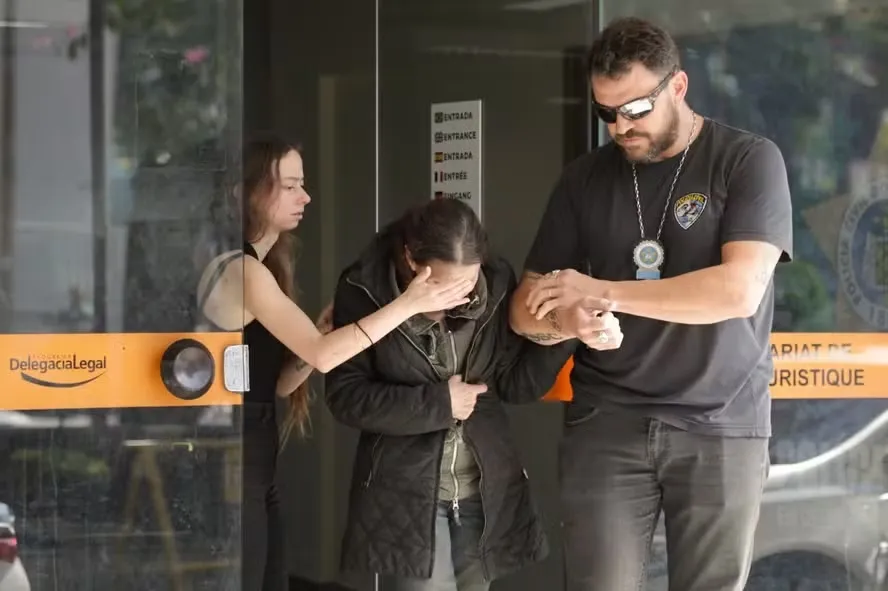 A confusão teria começado após um grupo de adolescentes ter fotografado Susane e Bruna